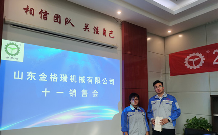 銷售總監(jiān)李娟為9月份的銷售冠軍高立國(guó)頒發(fā)榮譽(yù)獎(jiǎng)勵(lì)